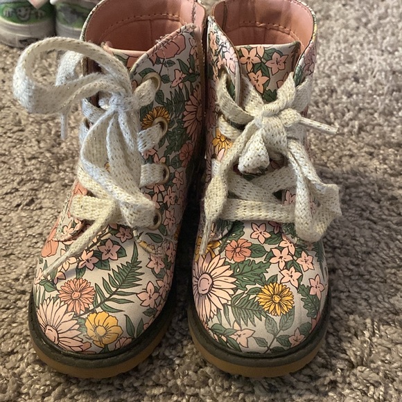 Cat & Jack floral combat boot, toddler girl. Size 6 barely worn. So cute! - Picture 3 of 5